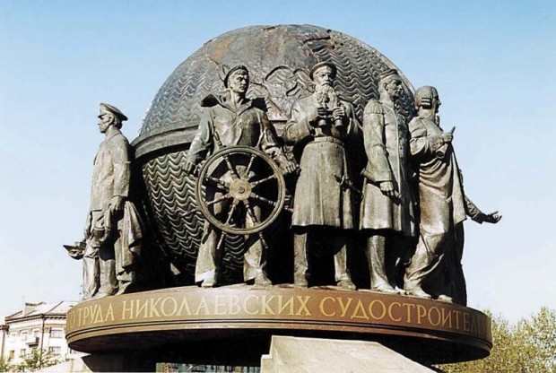 Памятник корабелам в Николаеве. На первом плане уроженец Николаева вице-адмирал Макаров. Загуглите на досуге