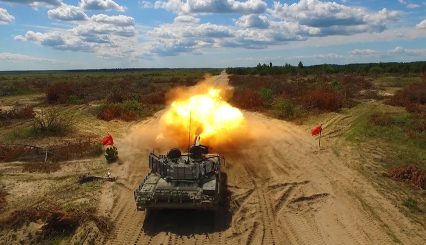 Основной боевой танк Т-72АМТ проходит огневые испытания