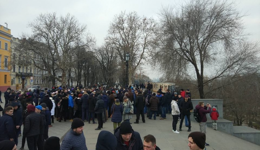 В Киеве и Одессе на митинг за несуществующего кандидата собрали сотни людей