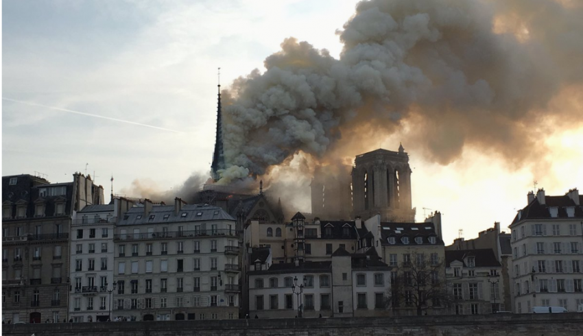  В Париже загорелся Нотр-Дам де Пари (видео)