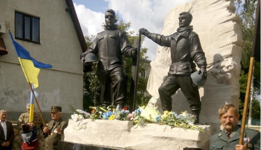 На Тернопольщине открыли памятник двум героям Небесной Сотни