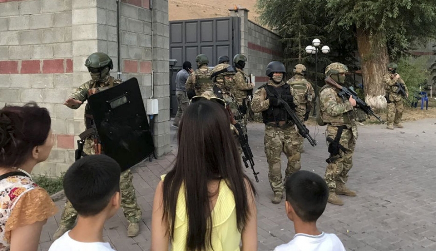 В Кыргызcтане силовики штурмовали резиденцию экс-президента (видео)